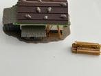 Leul en lief huisje met stapel houtenplanken, Hobby en Vrije tijd, Overige merken, Gebruikt, Gelijkstroom of Wisselstroom, Brug, Tunnel of Gebouw