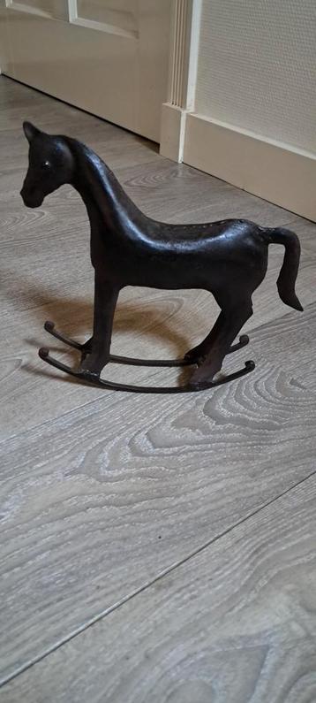 Metalen donkerbrons kleurig ( hobbel)paardje  beschikbaar voor biedingen