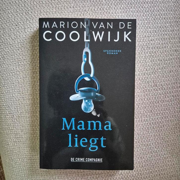Mama liegt - Marion van de Coolwijk, Boeken, Detectives, Zo goed als nieuw, Tv-bewerking, Ophalen of Verzenden