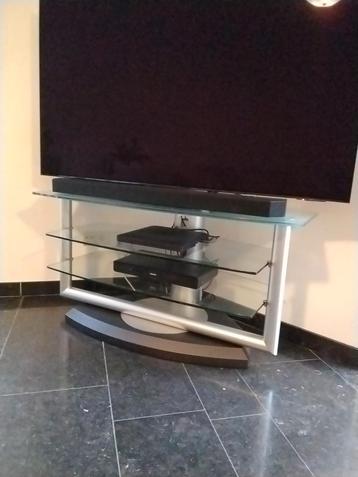 Draaibare TV-tafel met glazen plateaus beschikbaar voor biedingen