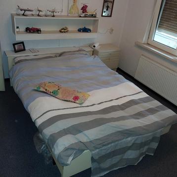 2 persoons bed wit spaanplaat beschikbaar voor biedingen