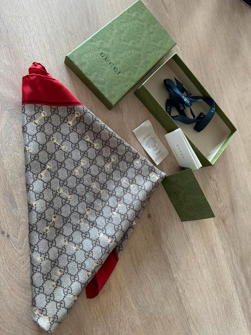 Gucci PRINT WITH HORSEBIT SILK CARRÉ 90x90, Kleding | Dames, Mutsen, Sjaals en Handschoenen, Zo goed als nieuw, Sjaal, Ophalen of Verzenden