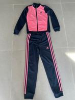 Adidas trainingspak donkerblauw/roze maat 140, Kinderen en Baby's, Kinderkleding | Maat 140, Meisje, Ophalen of Verzenden, Sport- of Zwemkleding