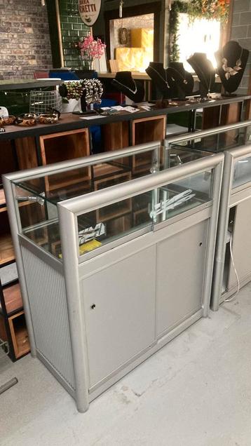 Tafelvitrine met onderkast beschikbaar voor biedingen