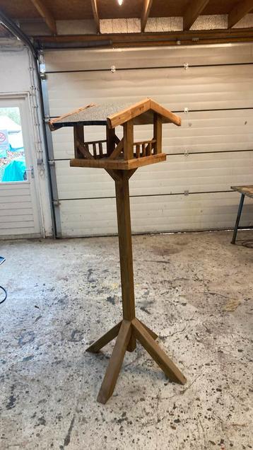 Vogel voederhuisje beschikbaar voor biedingen