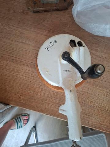 Antieke PeDe Bonensnijder met Houten Plaat beschikbaar voor biedingen