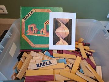 kapla losse stenen en boek beschikbaar voor biedingen