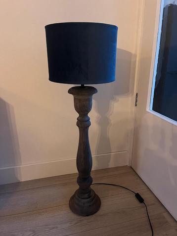 Landelijke lamp met kap beschikbaar voor biedingen