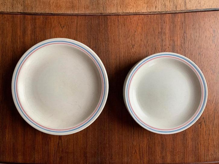 Dinerboren ontbijtborden, borden blauw roze randje Churchill, Huis en Inrichting, Keuken | Servies, Zo goed als nieuw, Bord(en)