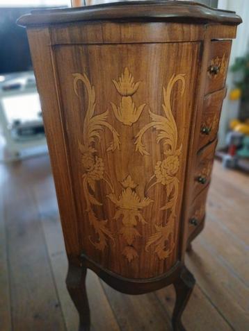 Antiek Buikkastje met Intarsia beschikbaar voor biedingen