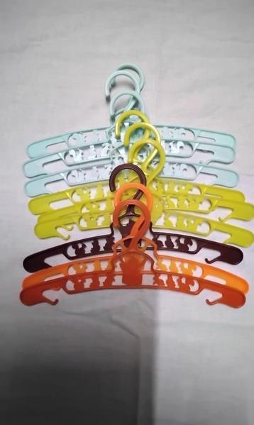 Vintage baby kleerhangers plastic 9 stuks  beschikbaar voor biedingen