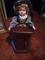 Oud tafel stoeltje met porselijnen pop, Ophalen