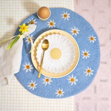 SALE onderzetter van vilt met margrietjes 35, 20 en 10 cm beschikbaar voor biedingen