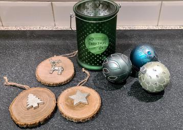 Kerstdecoratie Set: Kandelaar, Lantaarn & Ornamenten beschikbaar voor biedingen