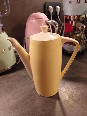Koffiepot van het Aida servies van Regout in pastel geel beschikbaar voor biedingen