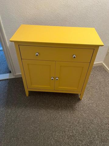Leuk bijzetkastje geel met mooie knoppen beschikbaar voor biedingen