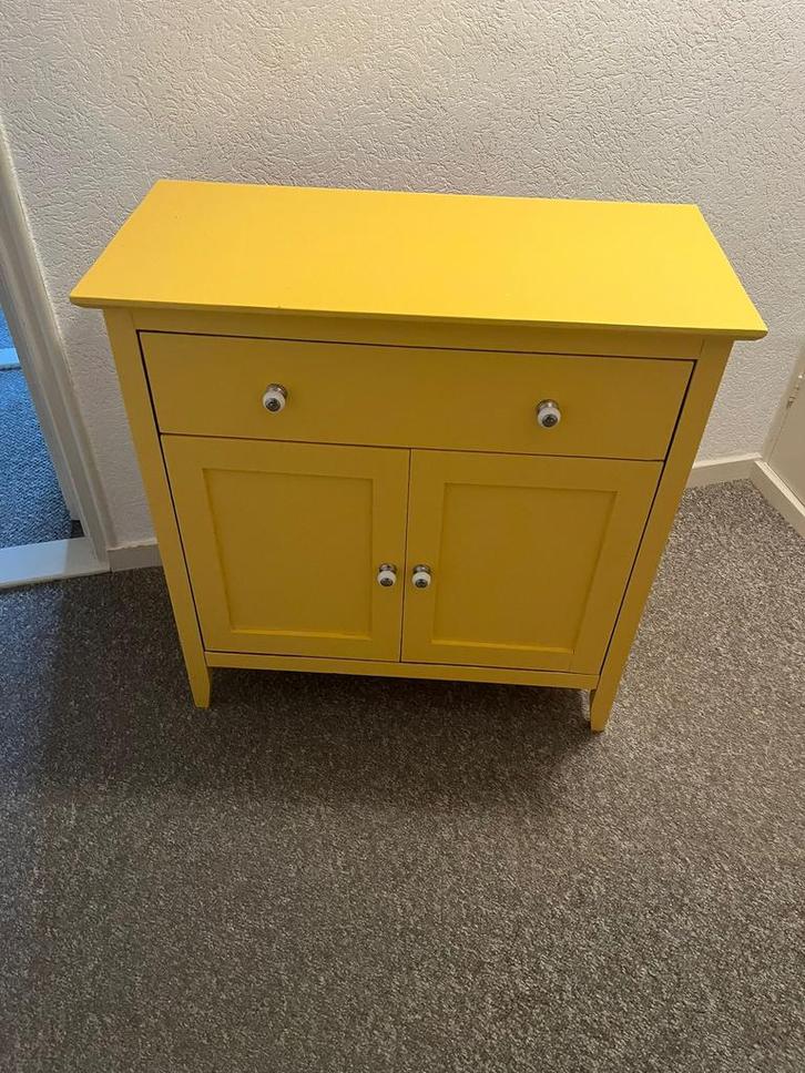 Leuk bijzetkastje geel met mooie knoppen, Huis en Inrichting, Kasten | Overige, Zo goed als nieuw, Ophalen