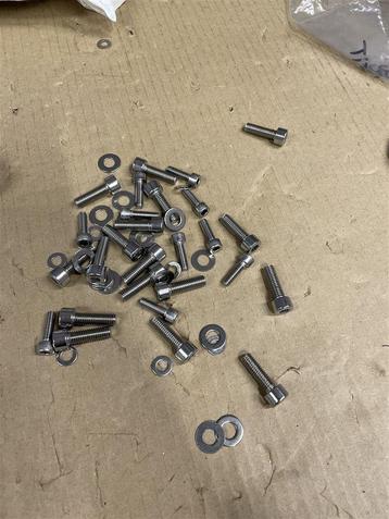 Nissan GTR r355 onderkant bouten set beschikbaar voor biedingen