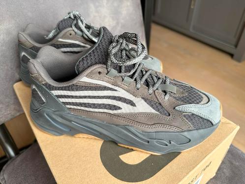 Yeezy 700 V2 Geode - maat 41 1/3, Kleding | Heren, Schoenen, Zo goed als nieuw, Ophalen of Verzenden