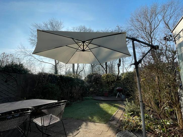 Mooie creme-witte zweefparasol ø3m + 4 vulbare parasoltegels, Tuin en Terras, Parasols, Zo goed als nieuw, Zweefparasol, Ophalen