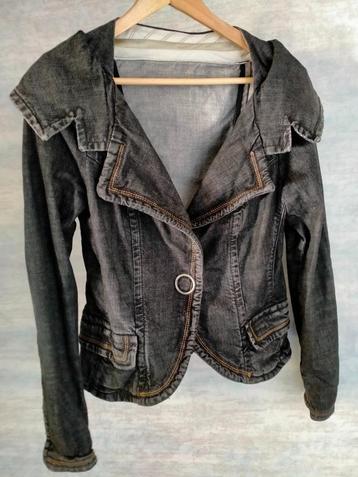 Prachtig kort, net getailleerd spijkerjasje,  XL beschikbaar voor biedingen