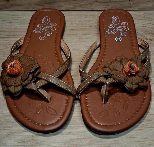 nieuwe slippers bruin met bloem maat 37, Kleding | Dames, Schoenen, Nieuw, Bruin, Ophalen of Verzenden