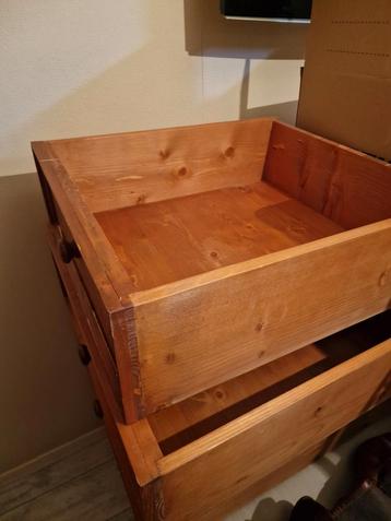 Grote lades oud geloogd zwaar grenen beschikbaar voor biedingen