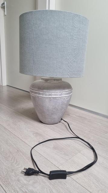 Lamp met stenen voet. Groen/blauwe lampenkap beschikbaar voor biedingen