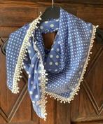 Blauwe driehoekige sjaal, shawl met witte accenten; 136*63, Ophalen of Verzenden, Zo goed als nieuw, Maat 38/40 (M), Sjaal