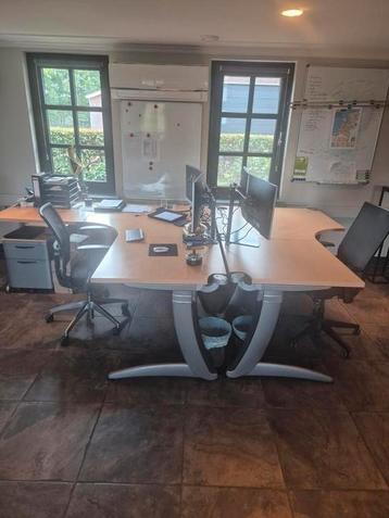 Bureaus eventueel met stoelen en kast beschikbaar voor biedingen