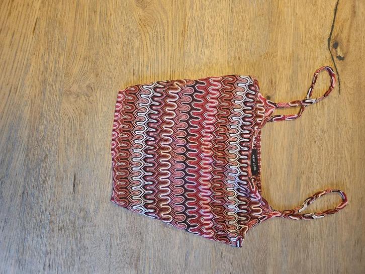 Top spaghetti bandjes kort met rode roze print New Look, Kleding | Dames, Tops, Zo goed als nieuw, Maat 36 (S), Rood, Zonder mouw