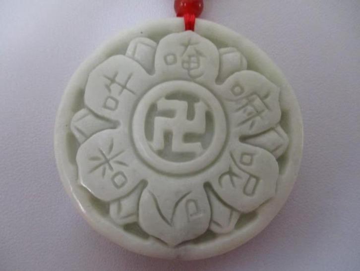 Boeddhistisch halskoord met amulet van witte jade, Sieraden, Tassen en Uiterlijk, Kettingen, Nieuw, Steen of Mineraal, Wit, Met hanger