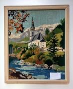 Vintage geborduurd schilderij met berglandschap en kerkje, Antiek en Kunst, Kunst | Schilderijen | Klassiek, Ophalen of Verzenden