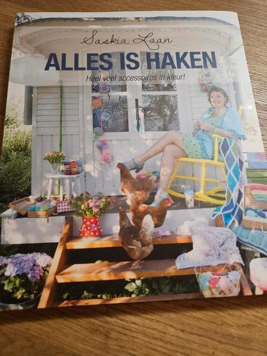 Haakboek-Saskia Laan - Alles is haken, Boeken, Hobby en Vrije tijd, Zo goed als nieuw, Breien en Haken, Ophalen of Verzenden