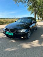 ✅BMW 330i e90 Apk’26/Airco/M-pakket/6-bak/Onderhouden!✅, Achterwielaandrijving, Zwart, Zwart, Leder