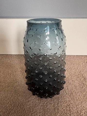 Mooi zwartgrijs vaasje 14 cm hoog beschikbaar voor biedingen