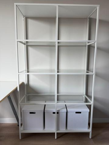 Witte IKEA Glazenkast beschikbaar voor biedingen