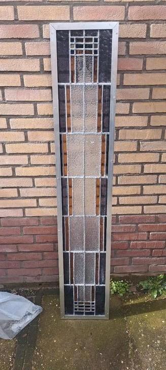 Oud glas-in-lood raam.

Afmetingen circa 26 cm breed en 148  beschikbaar voor biedingen
