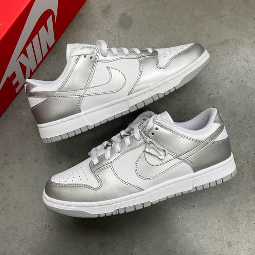 Nike Dunk Low WMNS White/Metallic Silver-Blue Joy 43 + 44, Kleding | Heren, Schoenen, Nieuw, Sneakers of Gympen, Wit, Verzenden