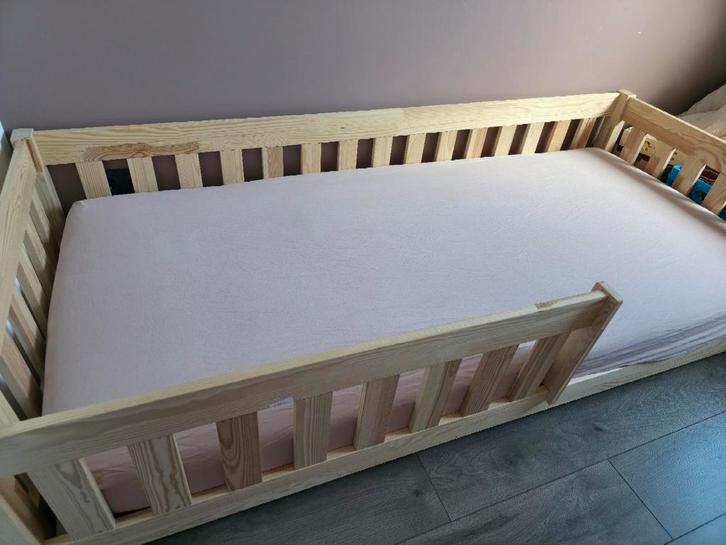 Petit puk vloerbed 90x200, Kinderen en Baby's, Kinderkamer | Bedden, Zo goed als nieuw, 180 cm of meer, 85 tot 100 cm, Ophalen