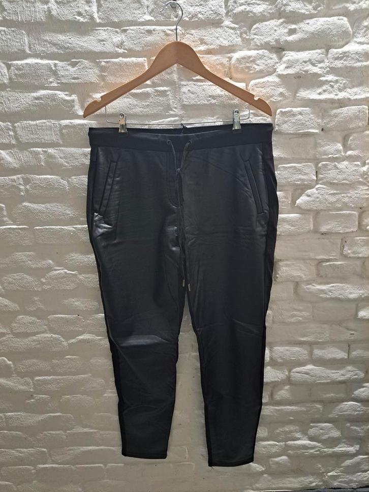 Nieuwe coated broek yest maat 44, Kleding | Dames, Broeken en Pantalons, Nieuw, Maat 42/44 (L), Zwart, Lang, Verzenden