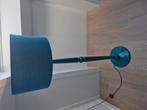 Blauwe staande lamp. Voet van hout., Huis en Inrichting, Lampen | Vloerlampen, Ophalen of Verzenden, Zo goed als nieuw, Hout, 150 tot 200 cm