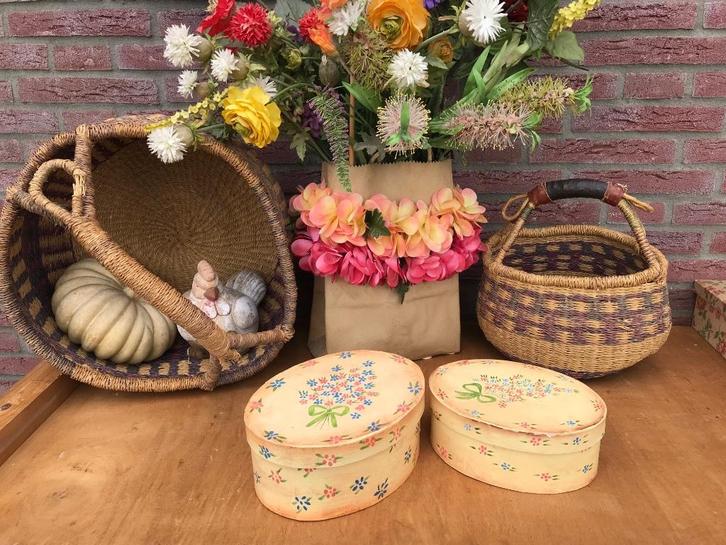 Papier-Maché doosjes met bloemen bewerkt - jaren 80, Huis en Inrichting, Woonaccessoires | Overige, Zo goed als nieuw, Ophalen of Verzenden