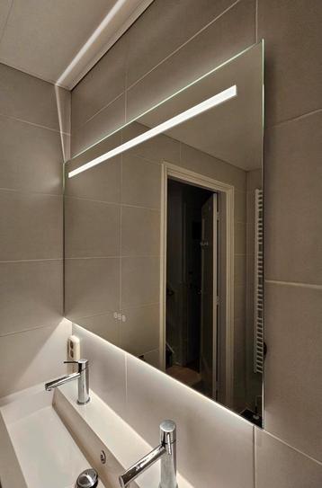 Moderne badkamerspiegel met LED verlichting en anti-condens beschikbaar voor biedingen