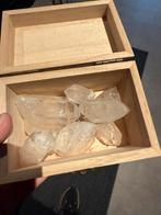 Bergkristal met ruwe punten in houten doosje, Ophalen of Verzenden, Zo goed als nieuw