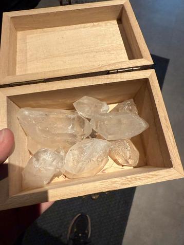 Bergkristal met ruwe punten in houten doosje beschikbaar voor biedingen