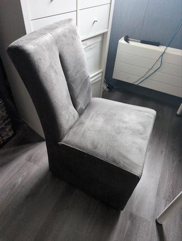 4 Nette Eetkamerstoelen op Wieltjes beschikbaar voor biedingen