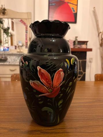 Zwarte vaas met handgeschilderde bloemen beschikbaar voor biedingen