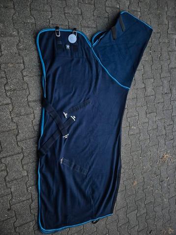Nieuwe fleece dekens met vaste hals. beschikbaar voor biedingen