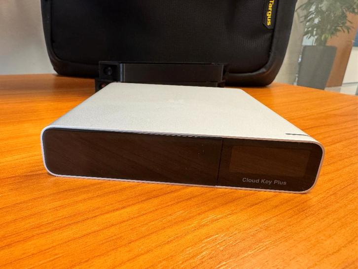 UniFi Cloud Key Gen 2 Plus + Samsung 870 EVO 2TB SSD, Computers en Software, Netwerk switches, Nieuw, Ophalen